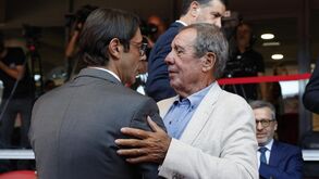 Humberto Coelho (à direita) e Rui Costa (à esquerda) cumprimentam-se