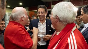 Rui Costa recebido por dezenas de adeptos na Casa do Benfica em Coimbra