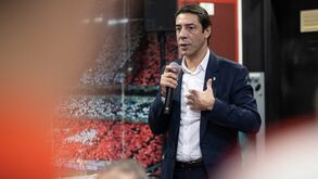 Rui Costa discursa aos sócios na Casa do Benfica em Coimbra
