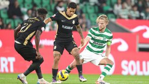 Os jogadores em ação durante o Sporting-Alverca