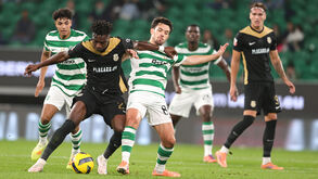 Os jogadores em ação durante o Sporting-Alverca