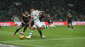 Jogo Sporting-Alverca: Simões em ação durante a segunda parte da partida