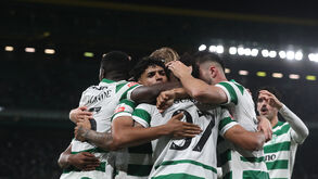 Jogadores do Sporting festejam um golo no jogo contra o Alverca