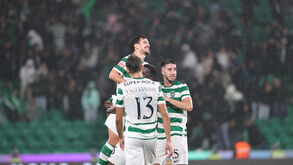 Jogadores do Sporting festejam vitória sobre o Alverca antes do jogo com a Juventus