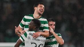 Jogadores do Sporting celebram vitória com um abraço coletivo