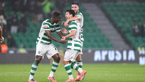 Jogadores do Sporting celebram vitória contra o Alverca, com destaque para Pote e Ioannidis