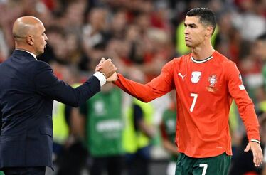 Roberto Martínez e Cristiano Ronaldo à conversa junto ao banco de suplentes de Portugal
