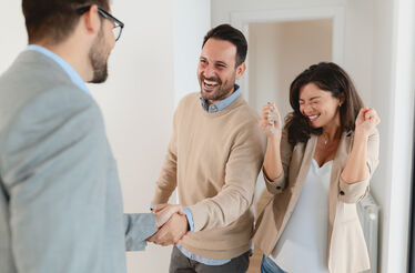 Casal celebra a compra de casa nova com a ajuda de um agente