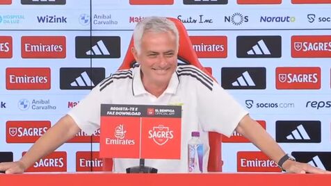 Mourinho começa a tossir, sorri e garante: «Estamos todos de boa saúde»