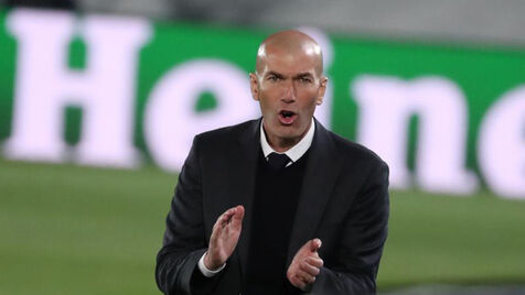 Zidane quer voltar aos bancos em breve e j&aacute; tem um trabalho na mira -  Internacional - Jornal Record