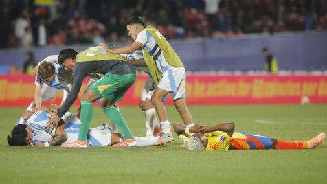 Jogadores da Argentina celebram vitória frente à Colômbia no Mundial de sub-20