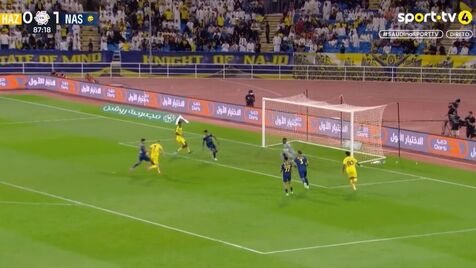 Cristiano Ronaldo estava no sítio certo e finalizou de pé esquerdo: assim foi o 950.º da sua carreira