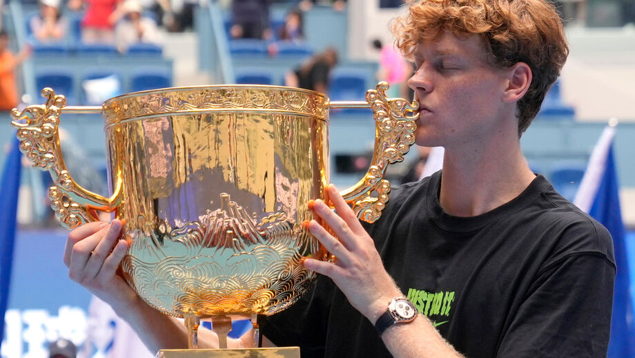 Jannik Sinner festeja conquista do torneio de Pequim
