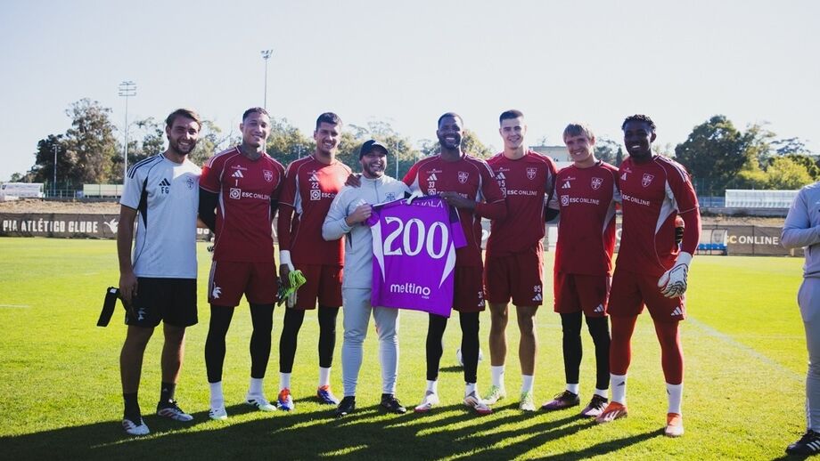 Jogadores do Casa Pia celebram 200 jogos do treinador de guarda-redes relvado