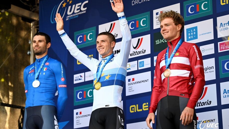 Evenepoel entre Ganna e Larsen