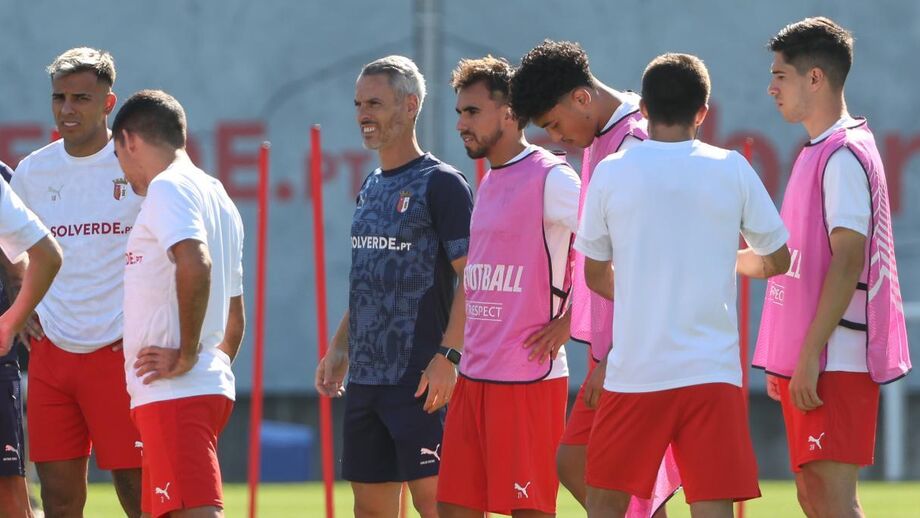 Carlos Vicens com os jogadores, no treino desta quarta-feira