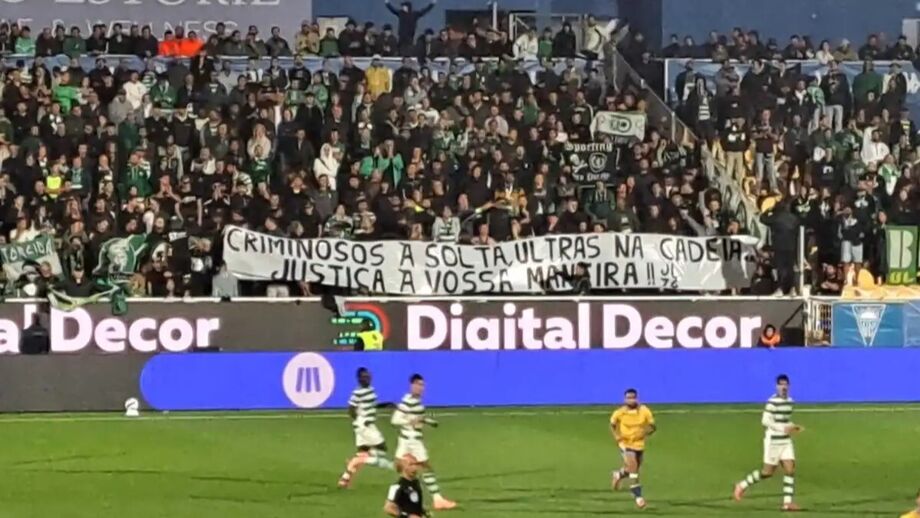 Estoril multado por tarja exibida por adeptos do Sporting