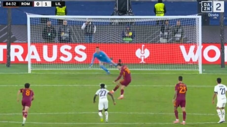 Guarda-redes do Lille defende três penáltis contra a Roma