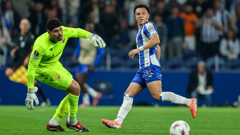 Pepê no FC Porto-Estrela Vermelha