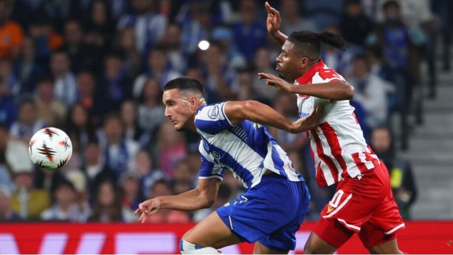Deniz Gül tenta ganhar a disputa de bola