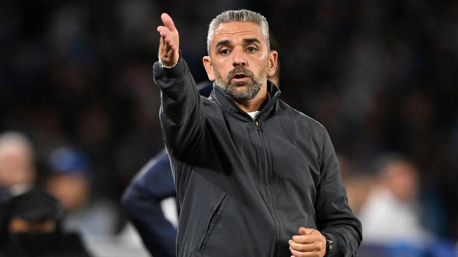 Rui Borges reage durante o jogo com o Nápoles