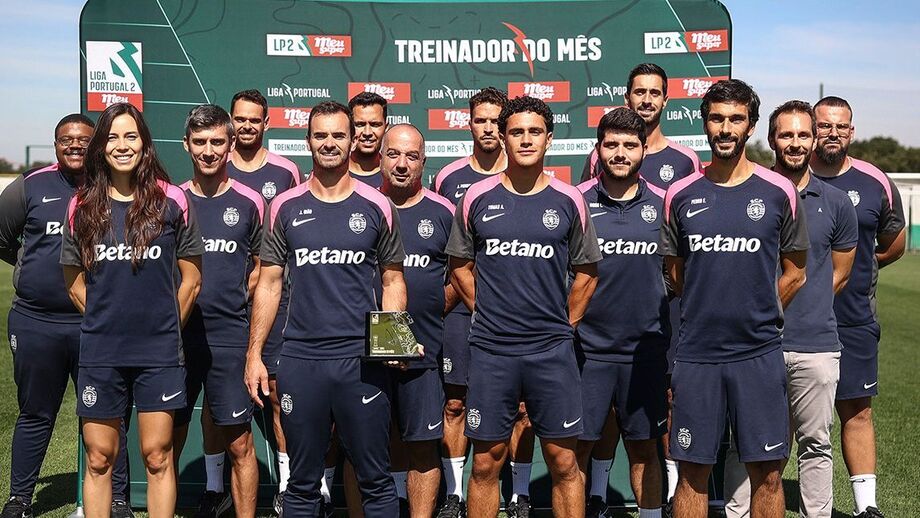 João Gião ladeado pela sua equipa técnica e staff do Sporting B 