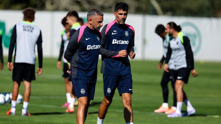 Rui Borges à conversa com Luís Neto durante um treino do Sporting