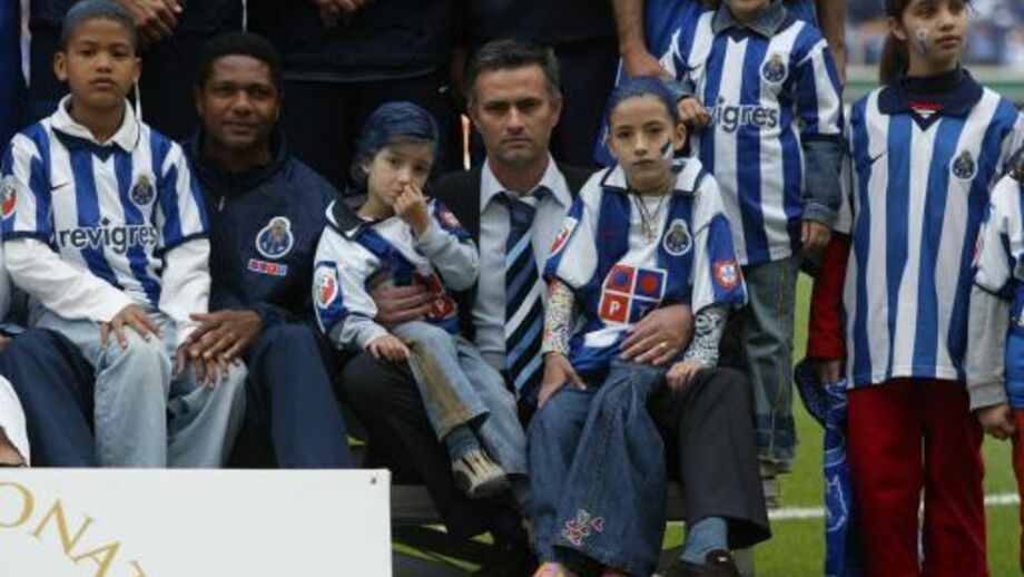 José Mourinho e os filhos, José Mário e Matilde, no Dragão em...2004