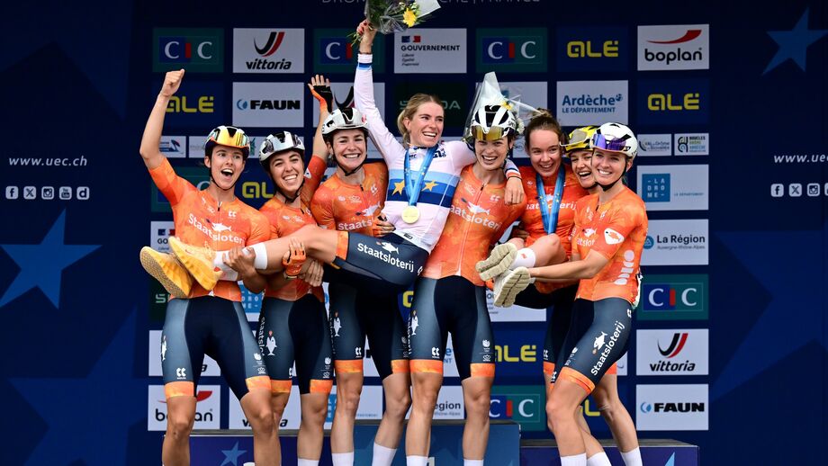 Demi Vollering venceu isolada a prova de fundo nos Europeus de ciclismo, em França
