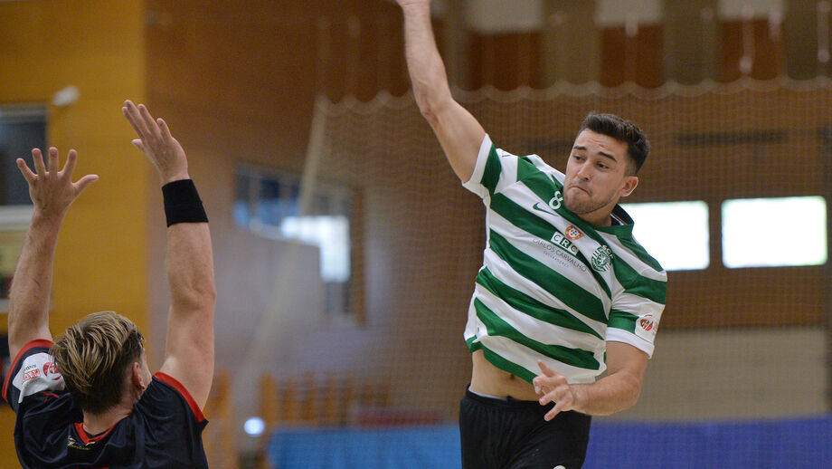 Sporting vence Arsenal da Devesa com destaque para Carlos Álvarez