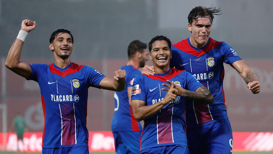 Jogadores do Alverca festejam um golo 