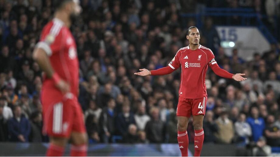 Virgil van Dijk no jogo com o Chelsea