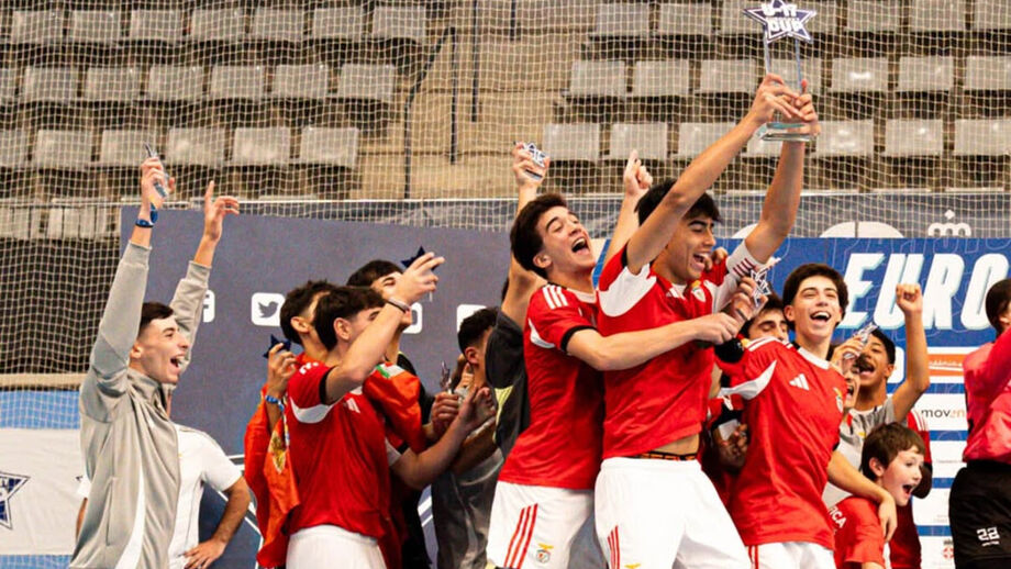 Equipa festeja vitória com troféu