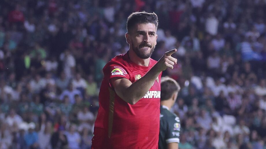 Paulinho festeja bis pelo Toluca e lidera marcadores