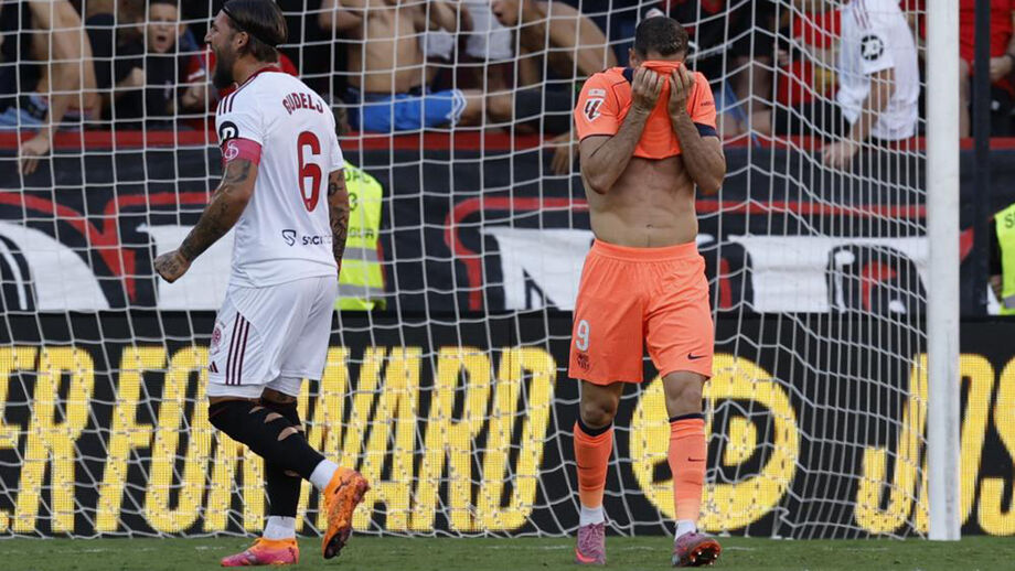 Lewandowski falha penálti em Sevilha e Barcelona é goleado.
