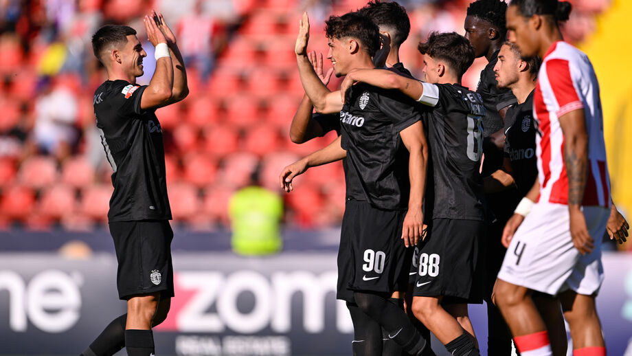 Jogadores do Sporting a festejar frente ao Leixões