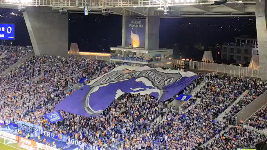 Claque tinha faixa preparada, mas nem tudo ficou visível