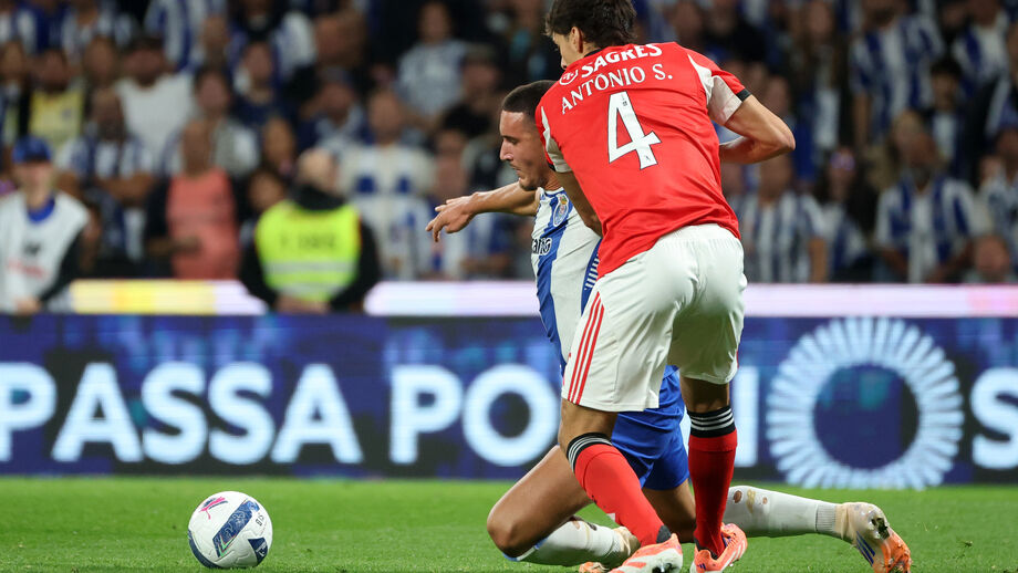 Lance entre António Silva e Deniz Gül no FC Porto-Benfica