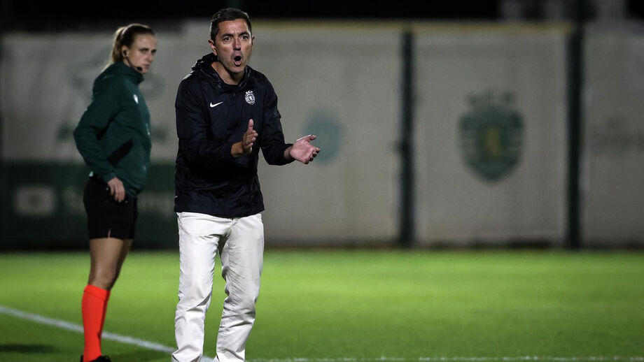 Micael Sequeira gesticula no banco do Sporting durante o jogo com o Rosengard