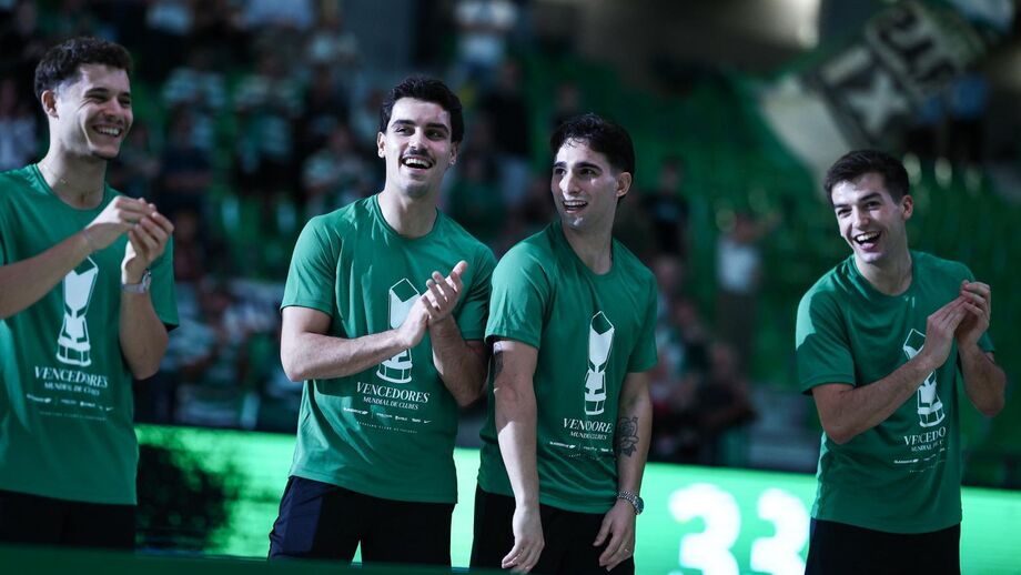 Jogadores do Sporting festejam título de campeões do mundo no Pavilhão João Rocha