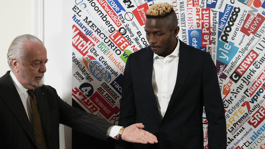 Victor Osimhen ao lado de Aurelio De Laurentiis, presidente do Nápoles
