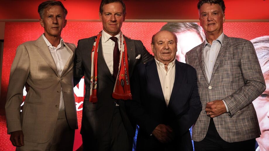 Louis van Gaal (à direita) esteve presente e ouviu o discurso de Martim Mayer