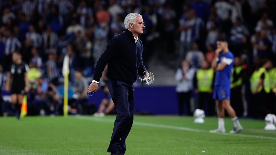 Mourinho durante o FC Porto-Benfica no Estádio do Dragão