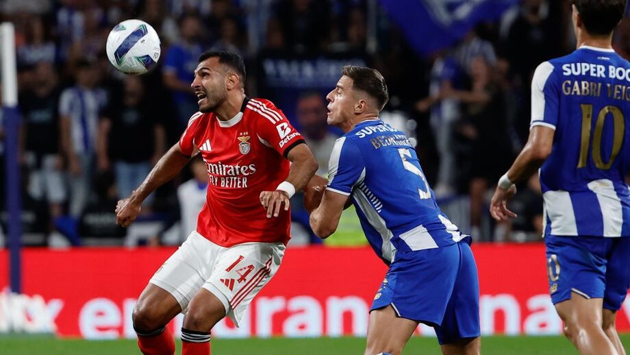 Pavlidis com Bednarek no clássico entre FC Porto e Benfica, no Dragão