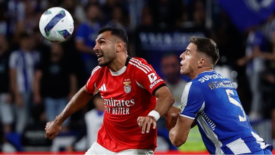 Pavlidis com Bednarek no clássico entre FC Porto e Benfica, no Dragão