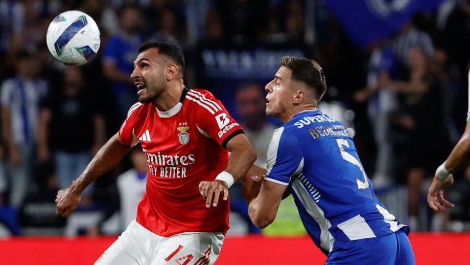 Pavlidis com Bednarek no clássico entre FC Porto e Benfica, no Dragão