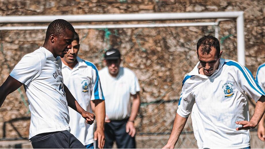 Andrew em ação no jogo de futebol de cariz social