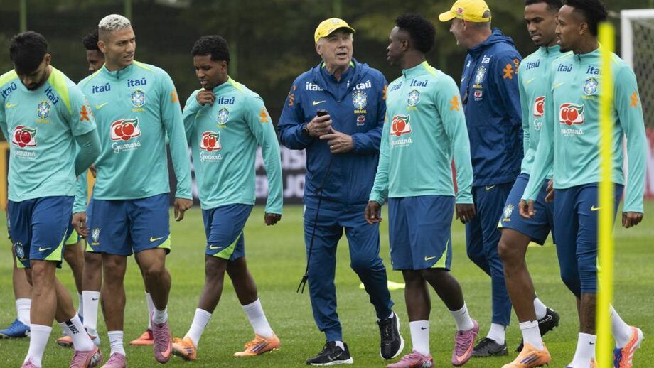 Carlo Ancelotti no treino do Brasil