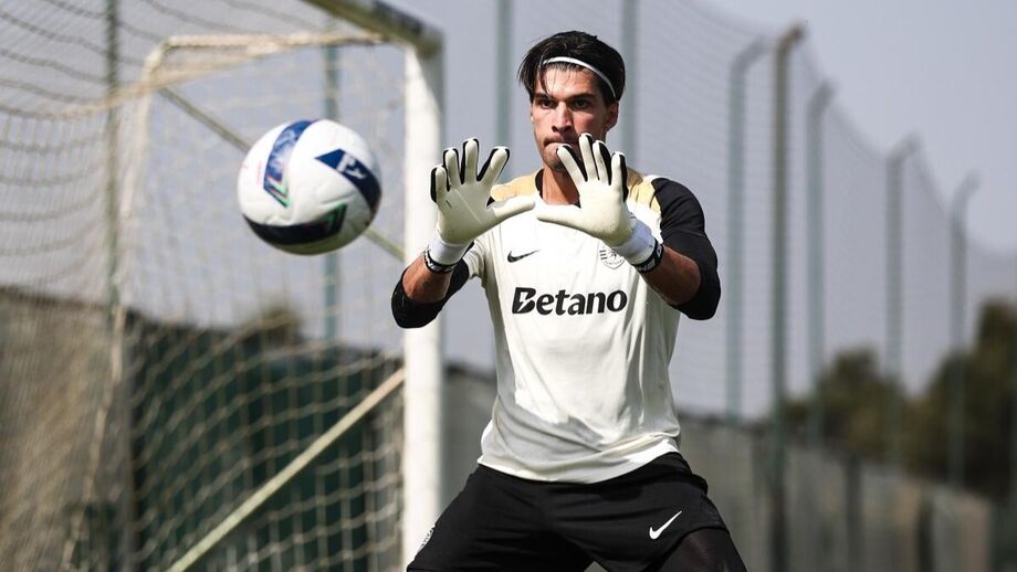 Guarda-redes do Sporting CP prepara-se para defender a baliza num treino
