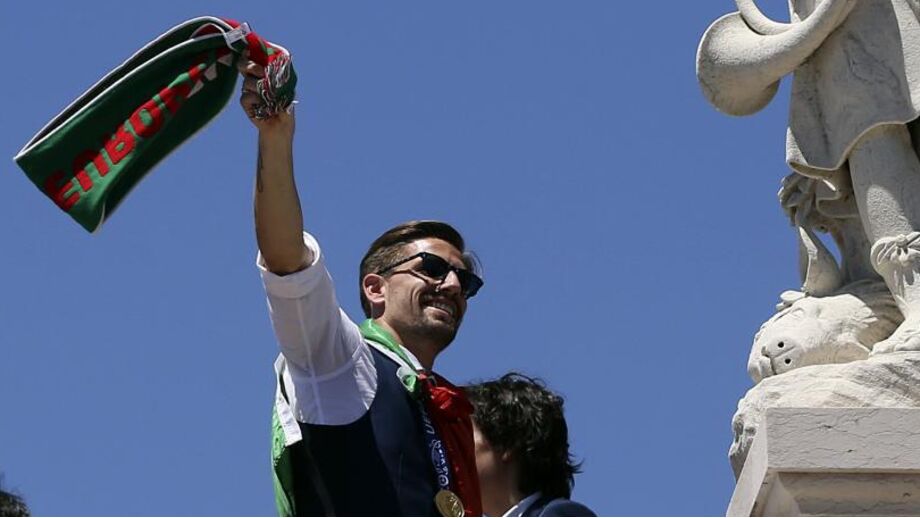 Adrien Silva celebra a conquista do Euro'2016